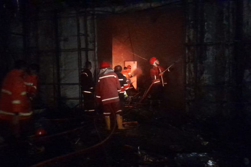 Damkar Kota Jambi turunkan tujuh armada padamkan kebakaran stasiun tv