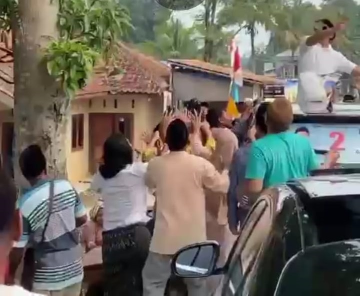 Heboh, diduga tim sukses Pilkada bagi-bagi uang Heboh, diduga tim sukses Pilkada bagi-bagi uang