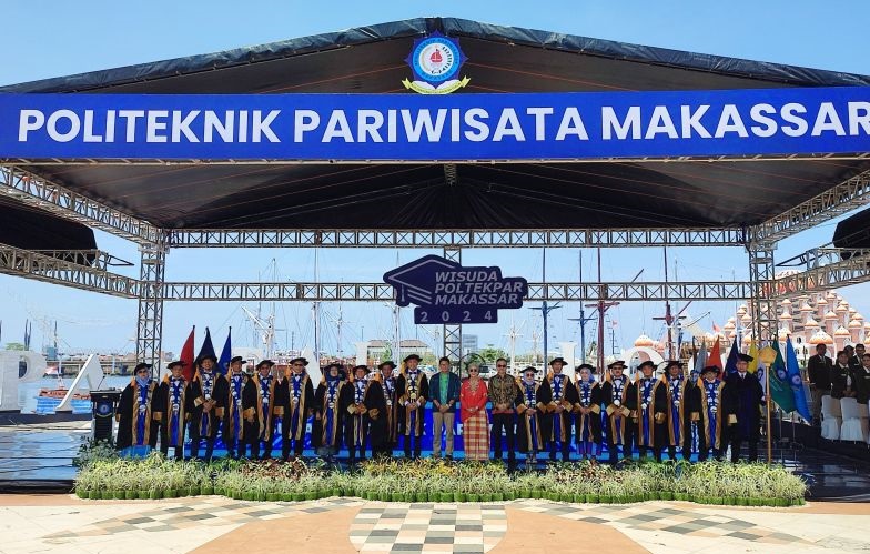 Sandiaga hadiri wisuda mahasiswa Poltekpar di Pantai Losari Makassar Sandiaga hadiri wisuda mahasiswa Poltekpar di Pantai Losari Makassar