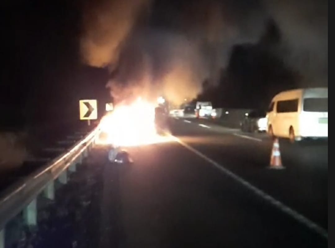 Diduga korsleting, minibus terbakar di Tol Cipularang