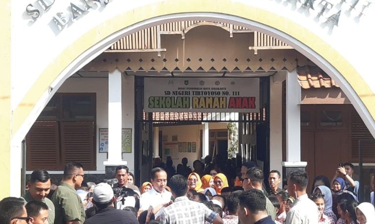 Presiden Joko Widodo kunjungi bekas sekolah jelang pensiun Presiden Joko Widodo kunjungi bekas sekolah jelang pensiun