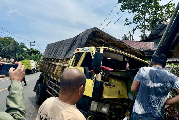 Truk batu bara tabrak tiang listrik di jalan nasional di HST Kalsel Truk batu bara tabrak tiang listrik di jalan nasional di HST Kalsel