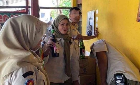 Razia sebuah warung di Jekulo, Satpol PP Kudus dapati 230 botol miras Razia sebuah warung di Jekulo, Satpol PP Kudus dapati 230 botol miras