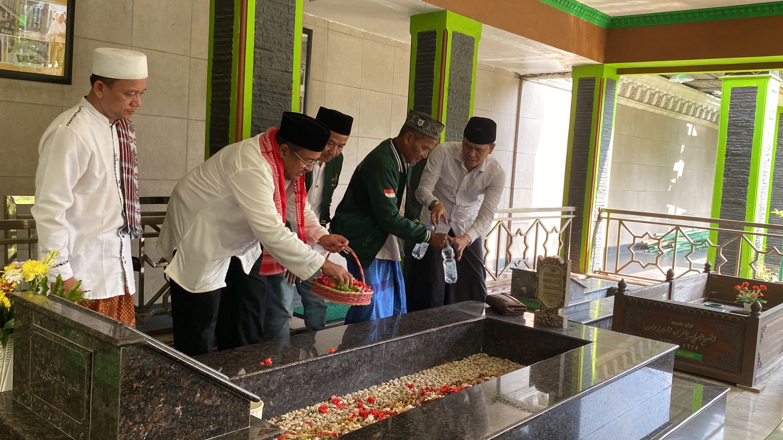 Ziarah ke makam ulama Marzuki, Rano: adat turun menurun Ziarah ke makam ulama Marzuki, Rano: adat turun menurun