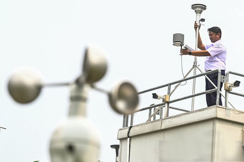 Kualitas udara Jakarta masuk kategori sedang pada Minggu pagi