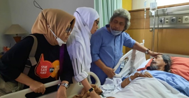 Acil Bimbo alami patah tulang dan dilarikan ke rumah sakit Acil Bimbo alami patah tulang dan dilarikan ke rumah sakit