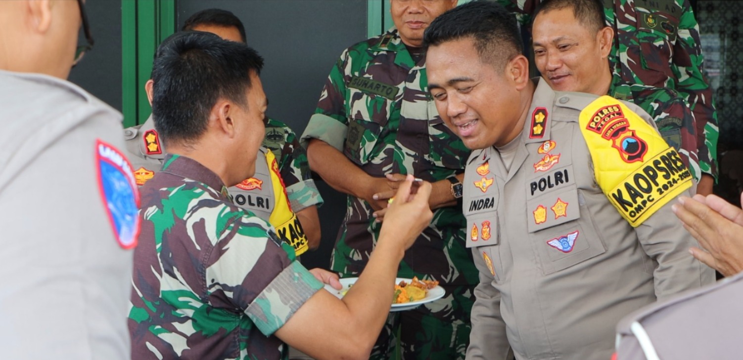 Wujudkan sinergitas, Polres Tegal beri kejutan di HUT ke-79 TNI Wujudkan sinergitas, Polres Tegal beri kejutan di HUT ke-79 TNI