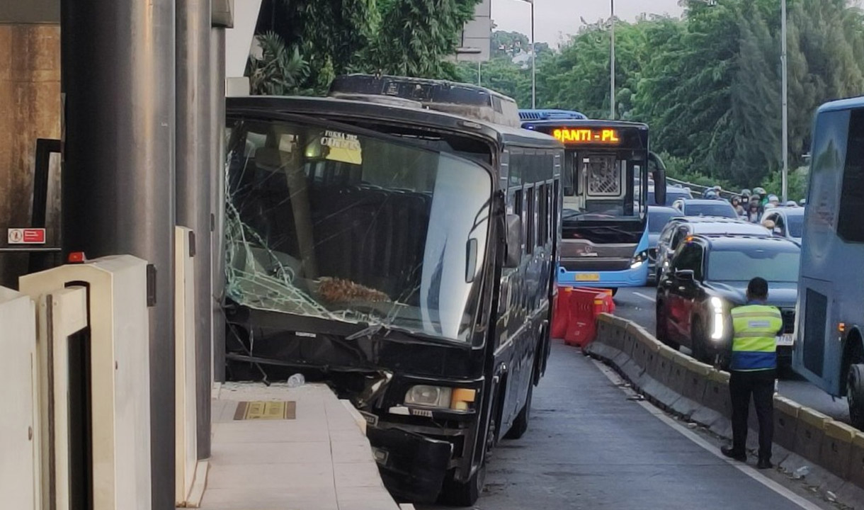 Bus Paspampres tabrak halte Tije di Petamburan karena rem blong Bus Paspampres tabrak halte Tije di Petamburan karena rem blong