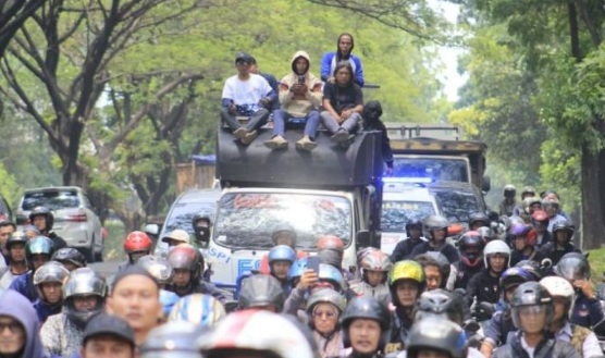 Buruh Bekasi unjuk rasa desak kenaikan upah Buruh Bekasi unjuk rasa desak kenaikan upah