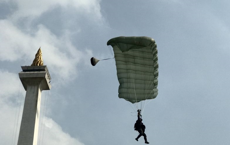 HUT Ke-79, TNI unjuk kemampuan terjun payung sampai bela diri militer HUT Ke-79, TNI unjuk kemampuan terjun payung sampai bela diri militer