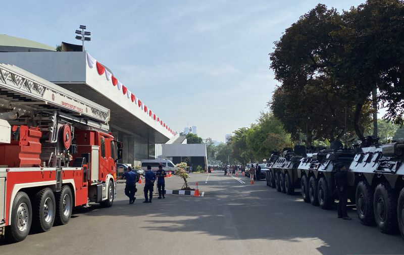 Deretan kendaraan taktis hingga damkar siaga di Gedung DPR Deretan kendaraan taktis hingga damkar siaga di Gedung DPR