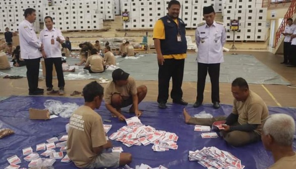 KPU Kabupaten Semarang mulai sortir dan lipat surat suara Pilkada 2024 KPU Kabupaten Semarang mulai sortir dan lipat surat suara Pilkada 2024