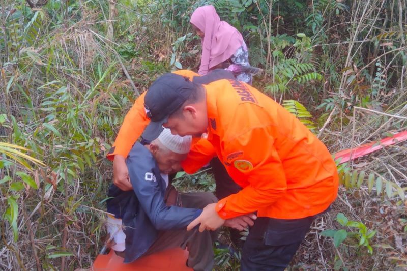 Basarnas evakuasi pasutri yang tersesat di hutan Nanga-nanga Kendari