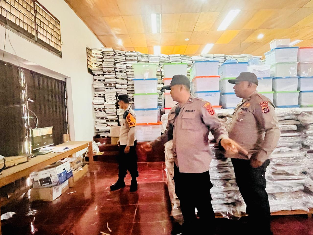 Tiga anggota polisi jaga 24 jam gudang logistik pilkada di Kabupaten Jayapura Tiga anggota polisi jaga 24 jam gudang logistik pilkada di Kabupaten Jayapura