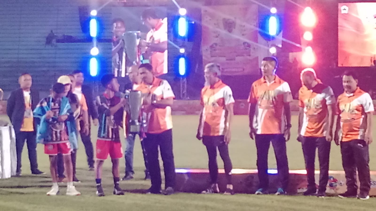 Padi Reborn dan Adela tutup kegiatan kejuaraan sepakbola junior Piala Gubernur Jateng Padi Reborn dan Adela tutup kegiatan kejuaraan sepakbola junior Piala Gubernur Jateng