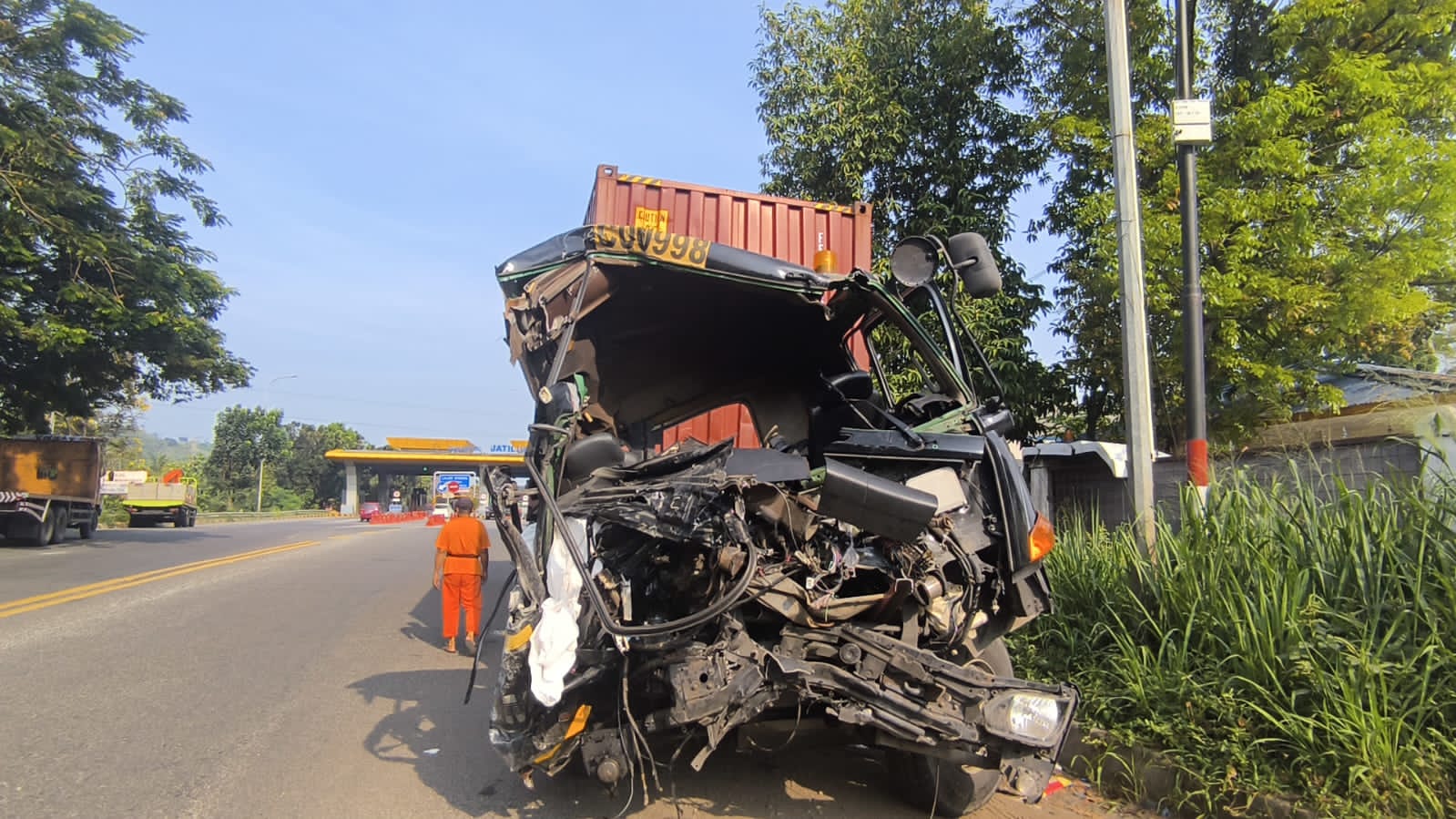 Dua truk alami kecelakaan di Tol Cipularang, 1 orang meninggal dunia Dua truk alami kecelakaan di Tol Cipularang, 1 orang meninggal dunia