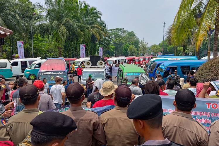 Sopir angkot di Tangerang tuntut pembatasan transportasi tak berizin Sopir angkot di Tangerang tuntut pembatasan transportasi tak berizin