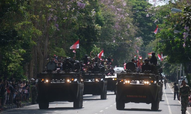 Warga Kota Denpasar antusias saksikan defile HUT Ke-79 TNI Warga Kota Denpasar antusias saksikan defile HUT Ke-79 TNI