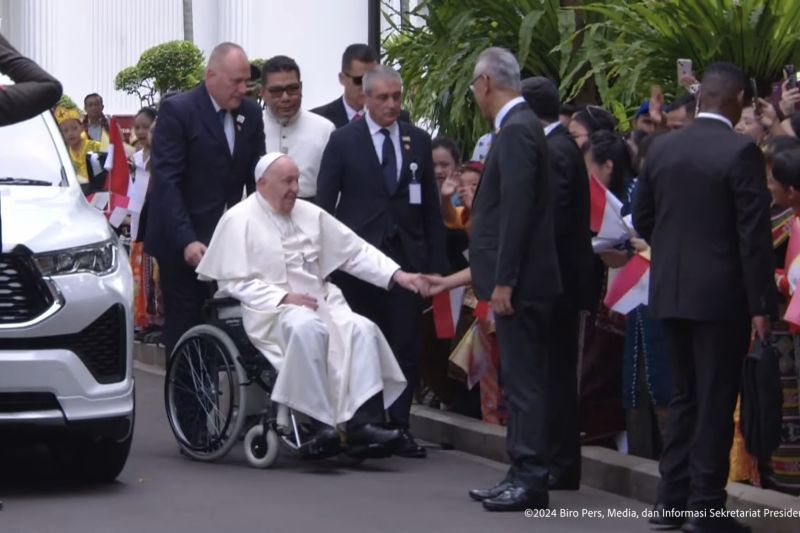Paus Fransiskus tiba di halaman Istana Jakarta dengan tampil sederhana Paus Fransiskus tiba di halaman Istana Jakarta dengan tampil sederhana