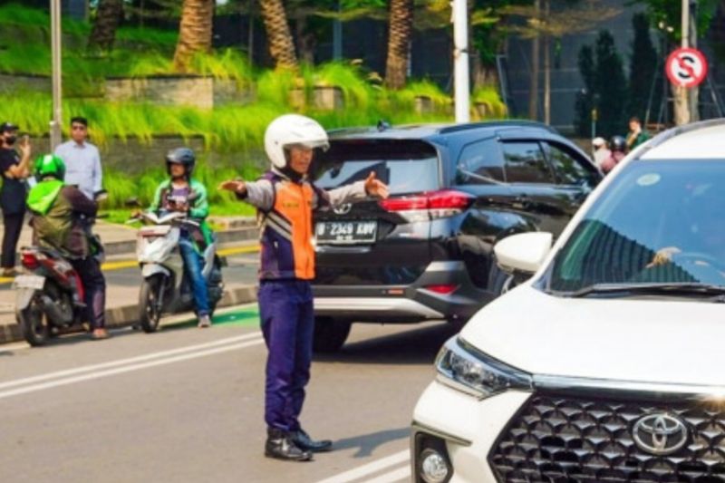 Puluhan personel Dishub Jaksel bantu atur lalu lintas saat misa akbar Puluhan personel Dishub Jaksel bantu atur lalu lintas saat misa akbar