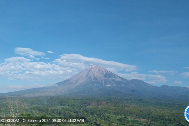 Gunung Semeru erupsi dengan amplitudo 22 mm pada Senin pagi Gunung Semeru erupsi dengan amplitudo 22 mm pada Senin pagi
