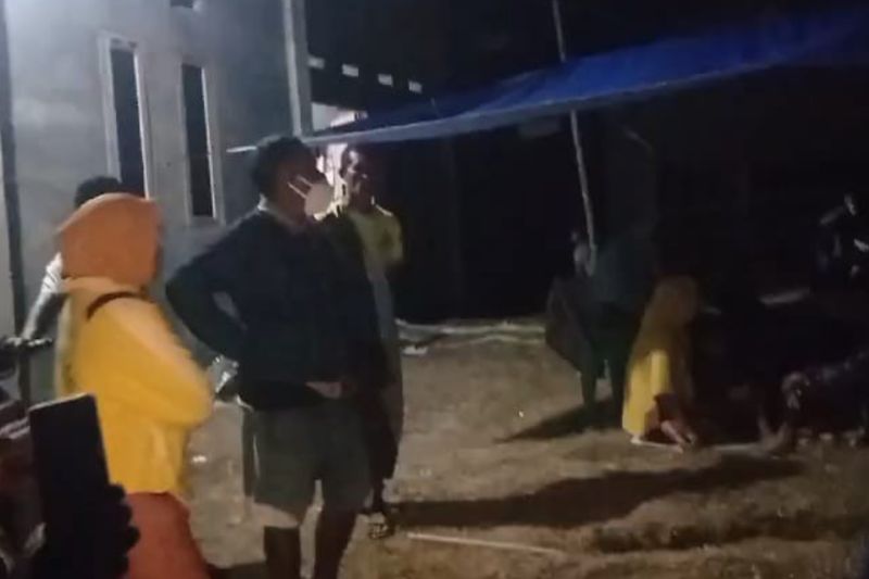 Warga Pulau Morotai mengungsi karena takut gempa bumi Warga Pulau Morotai mengungsi karena takut gempa bumi