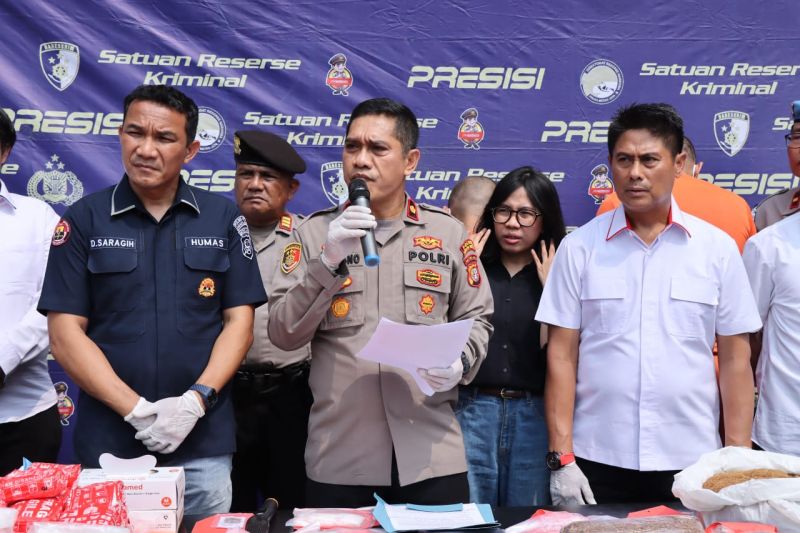 Polisi amankan lima remaja saat hendak tawuran di Jakarta Barat Polisi amankan lima remaja saat hendak tawuran di Jakarta Barat