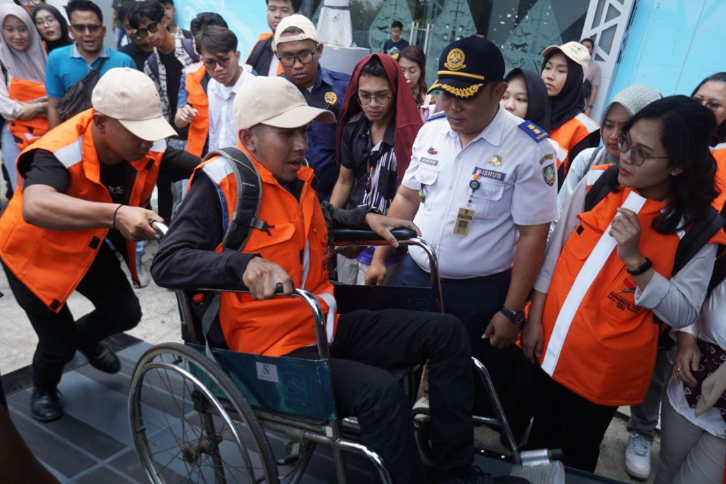 Fasilitas transportasi untuk atlet Peparnas mulai berdatangan ke Solo Fasilitas transportasi untuk atlet Peparnas mulai berdatangan ke Solo