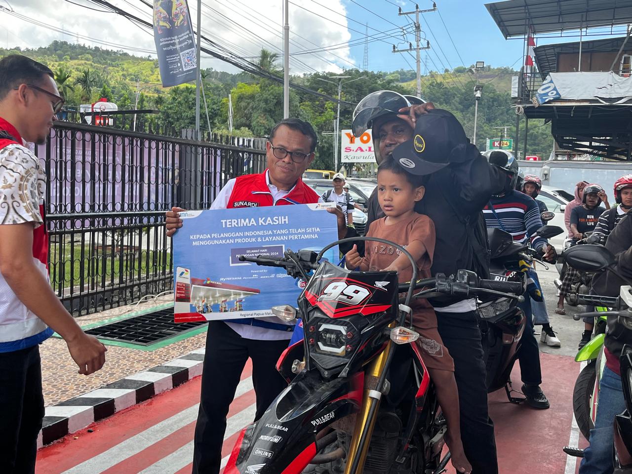 Pertamina Patra Niaga Regional Papua Maluku bagikan souvenir ke warga di SPBU