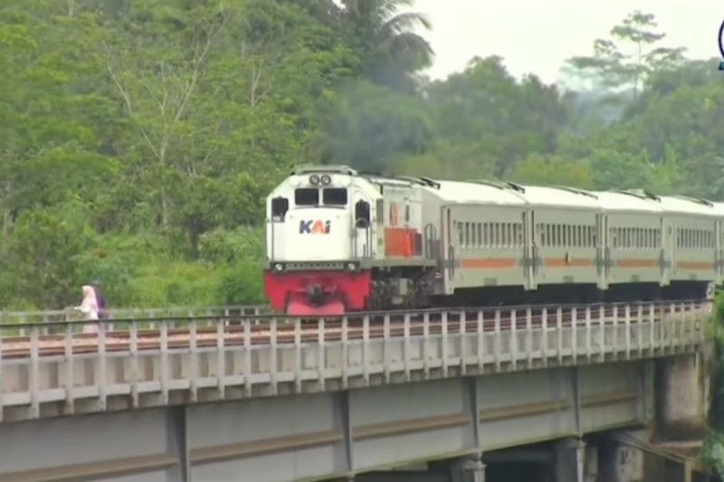 KAI Daop 2: Perjalanan 11 kereta sempat terganggu akibat gempa Bandung KAI Daop 2: Perjalanan 11 kereta sempat terganggu akibat gempa Bandung