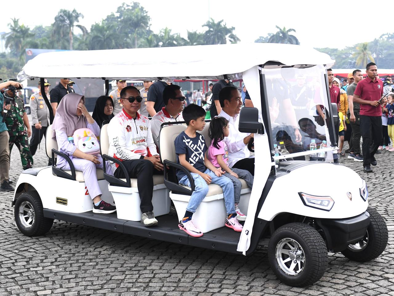 Jokowi kunjungi pameran alutsista di Monas Jokowi kunjungi pameran alutsista di Monas