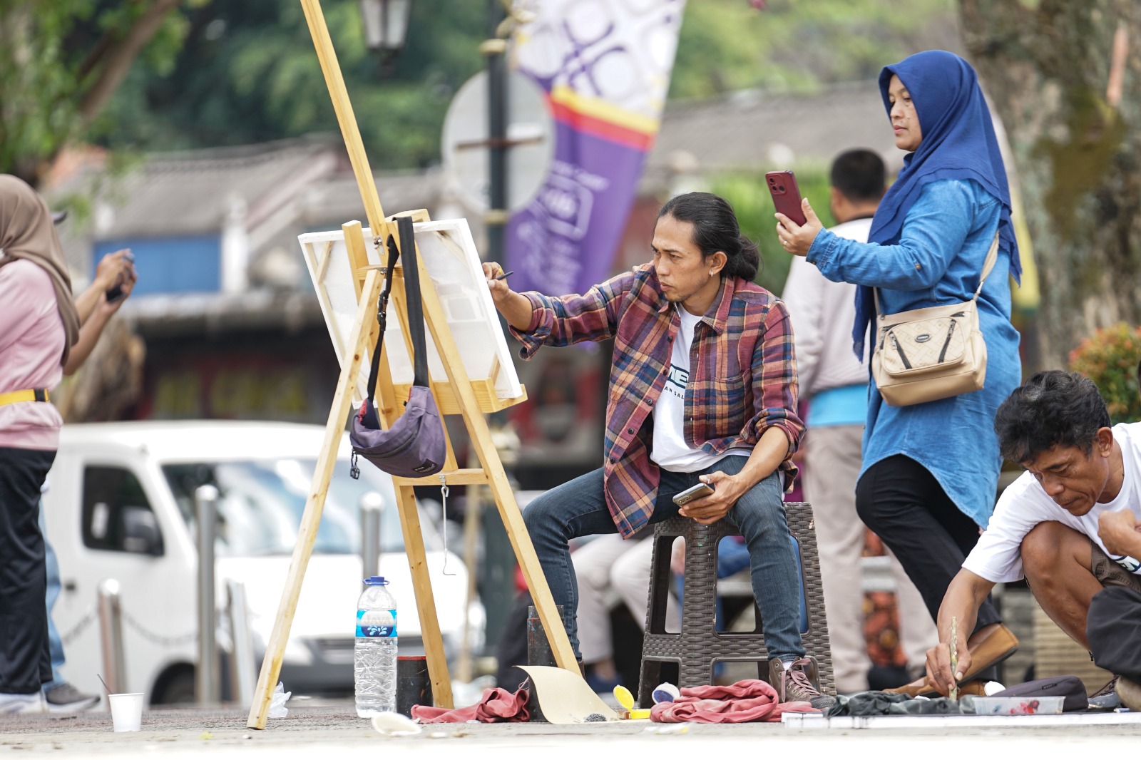 Seniman melukis di ajang Pesta Warna di Alun-alun Salatiga Seniman melukis di ajang Pesta Warna di Alun-alun Salatiga