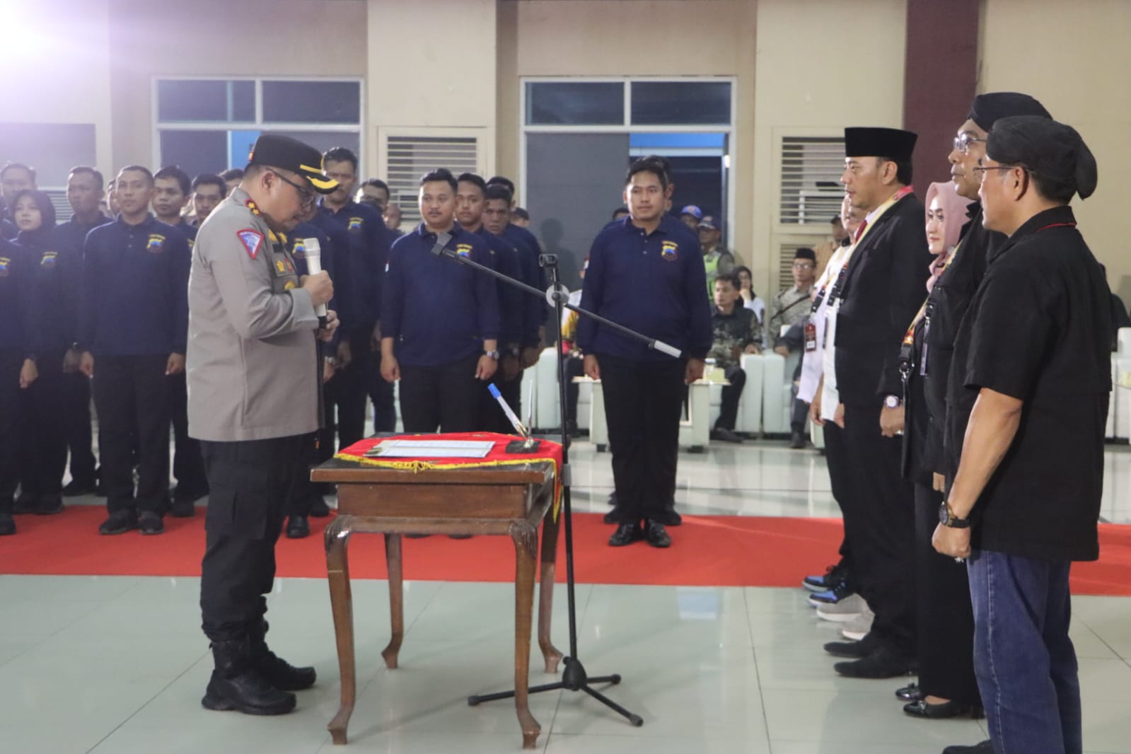 Kapolres Tegal Kota serahkan 36 personel Walpri kepada paslon Pilwakot Tegal