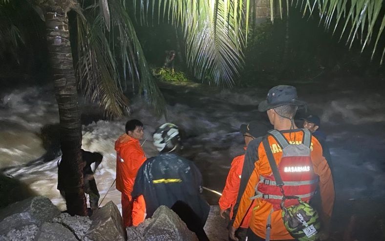 Tim SAR selamatkan pemuda yang terjebak arus deras sungai di Banyumas Tim SAR selamatkan pemuda yang terjebak arus deras sungai di Banyumas