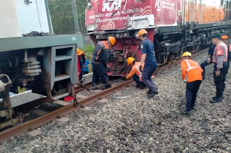 Tak indahkan isyarat, truk temper KA Taksaka di Perlintasan Sentolo-Rewulu Tak indahkan isyarat, truk temper KA Taksaka di Perlintasan Sentolo-Rewulu