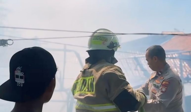 Empat rumah di Klender ludes terbakar diduga dari korsleting Empat rumah di Klender ludes terbakar diduga dari korsleting