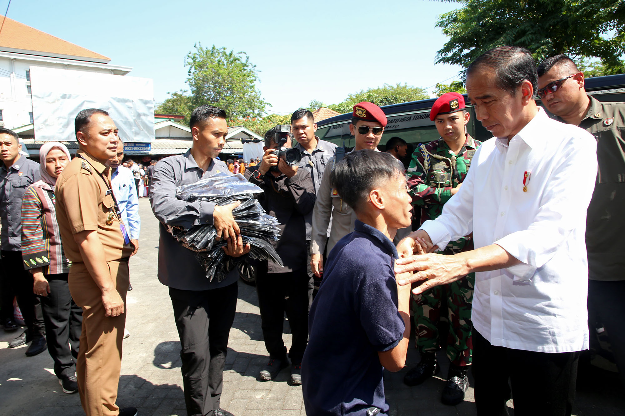 Cek harga dan stok pangan di Pasar Soponyono Surabaya, Presiden Jokowi berpamitan Cek harga dan stok pangan di Pasar Soponyono Surabaya, Presiden Jokowi berpamitan
