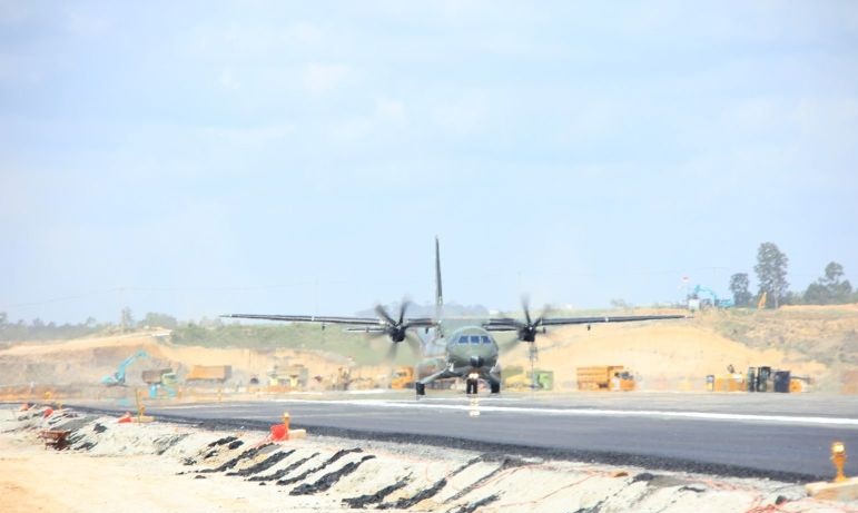 Tiga pesawat TNI AU uji coba landasan pacu Bandara Nusantara Tiga pesawat TNI AU uji coba landasan pacu Bandara Nusantara