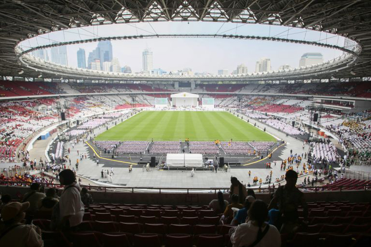87.000 umat Katolik sambut meriah kehadiran Paus Fransiskus di GBK 87.000 umat Katolik sambut meriah kehadiran Paus Fransiskus di GBK