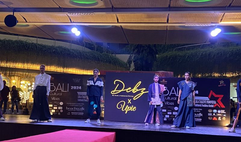 Desainer dalam negeri kenalkan tenun bomba di ajang Fashion Show Bali