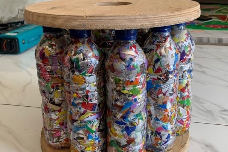 Mahasiswa UMM sulap sampah plastik jadi kursi ecobrick Mahasiswa UMM sulap sampah plastik jadi kursi ecobrick