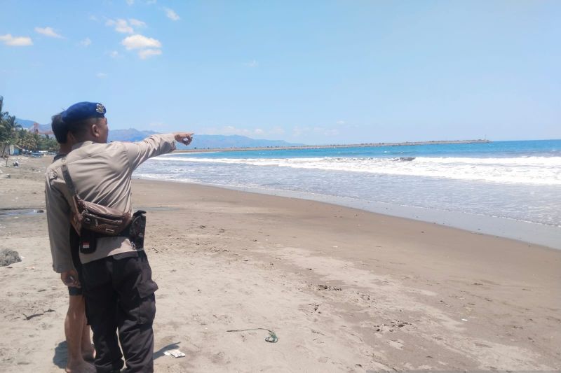 Tim SAR cari pelajar tenggelam di Pantai Cipatuguran Tim SAR cari pelajar tenggelam di Pantai Cipatuguran