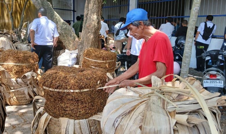 Ketua DPRD Temanggung minta pabrik rokok beli tembakau petani