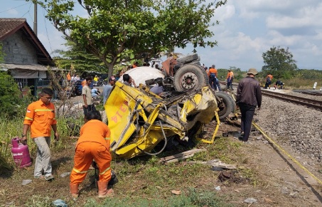 KA Taksaka tertemper truk mixer di Bantul, kerugian KAI capai Rp1.9 miliar KA Taksaka tertemper truk mixer di Bantul, kerugian KAI capai Rp1.9 miliar
