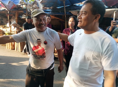 Ahmad Luthfi rangkul simpatisan rival saat blusukan di pasar, minum jamu bareng Ahmad Luthfi rangkul simpatisan rival saat blusukan di pasar, minum jamu bareng