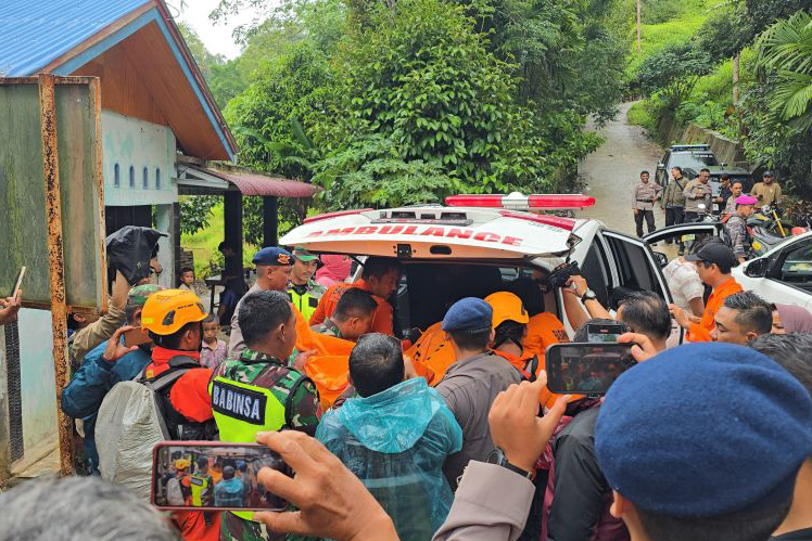 Semua korban longsor di Solok berhasil dievakuasi dan 12 selamat Semua korban longsor di Solok berhasil dievakuasi dan 12 selamat