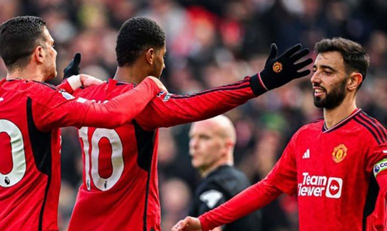 Bruno Fernandes protes kartu merah di kekalahan United dari Tottenham Bruno Fernandes protes kartu merah di kekalahan United dari Tottenham