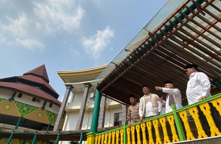 Ridwan Kamil ingin bangun penginapan Kampung Wisata di Setu Babakan Ridwan Kamil ingin bangun penginapan Kampung Wisata di Setu Babakan