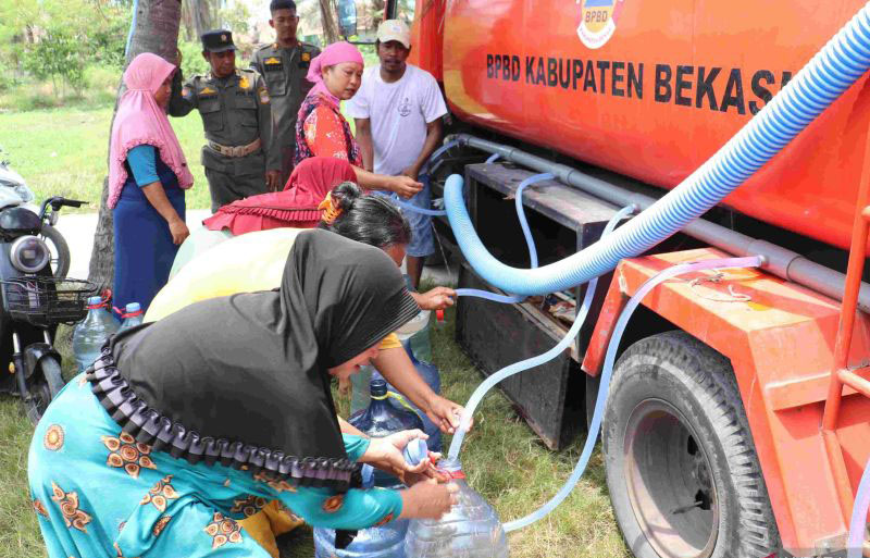 BPBD Bekasi bersama PMI salurkan bantuan air bersih