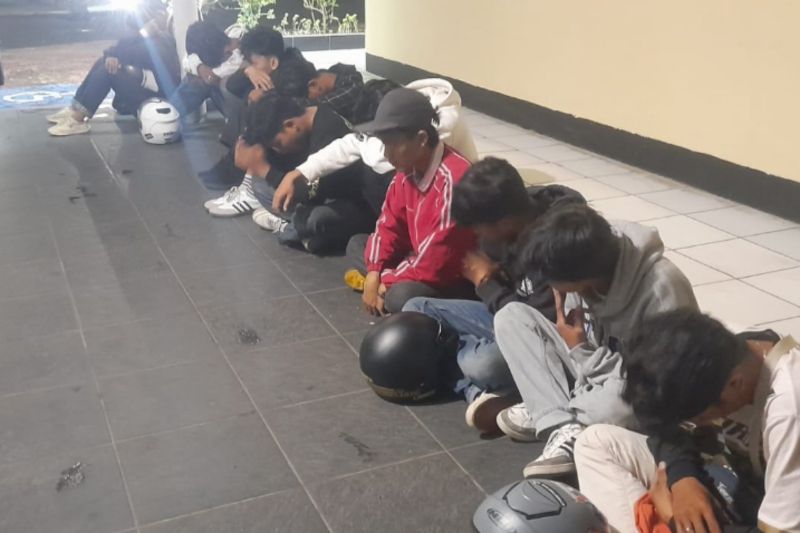 Polres Sukabumi Kota tangkap belasan The Jak karena rusak rumah warga Polres Sukabumi Kota tangkap belasan The Jak karena rusak rumah warga